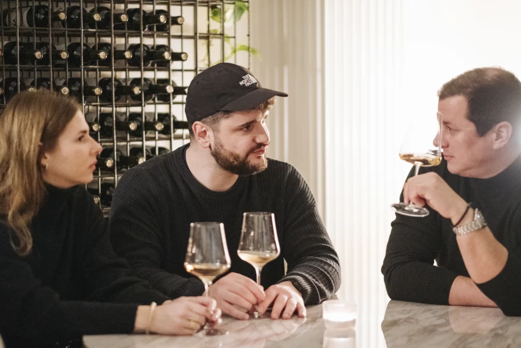 Gruppe trinkt Wein auf Vinum Voyage Event