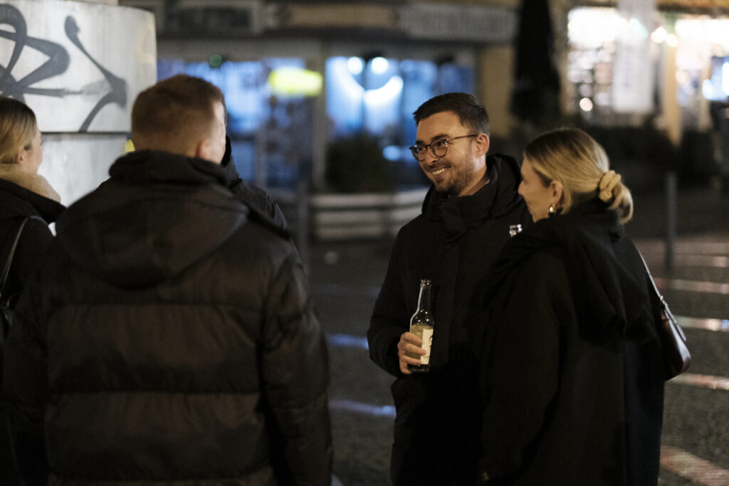 Gruppe unterhält sich auf der Straße