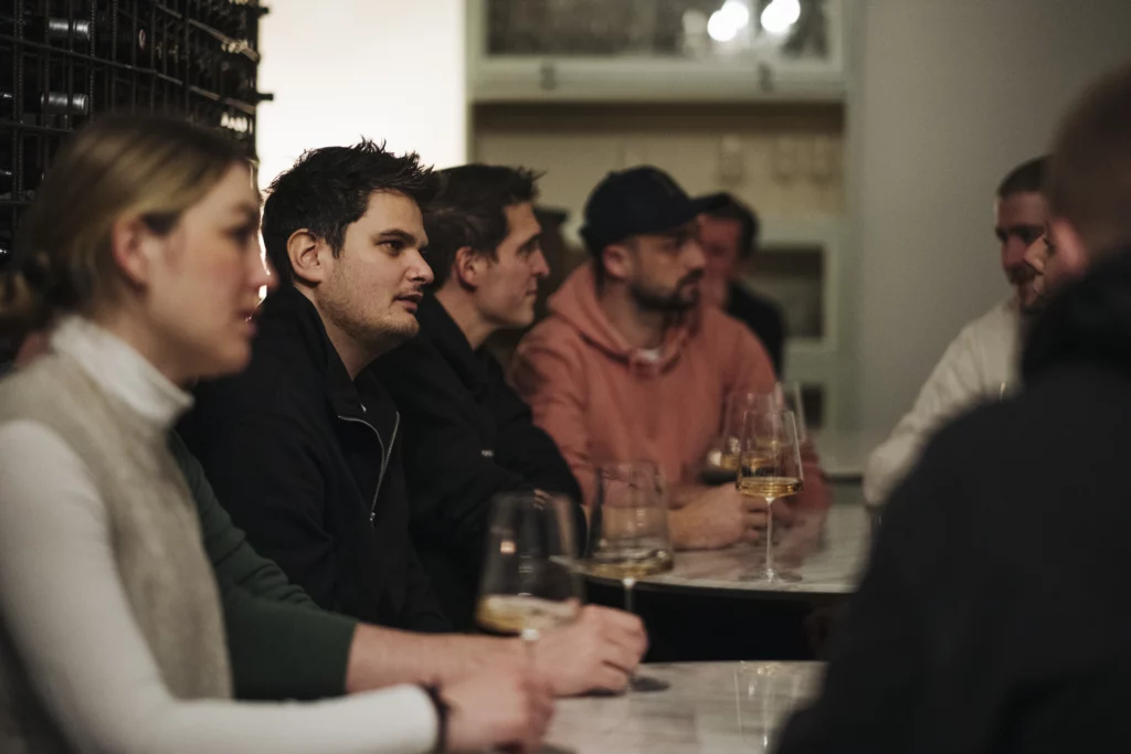 Gruppe unterhält sich bei einem Vinum Voyage Weinevent