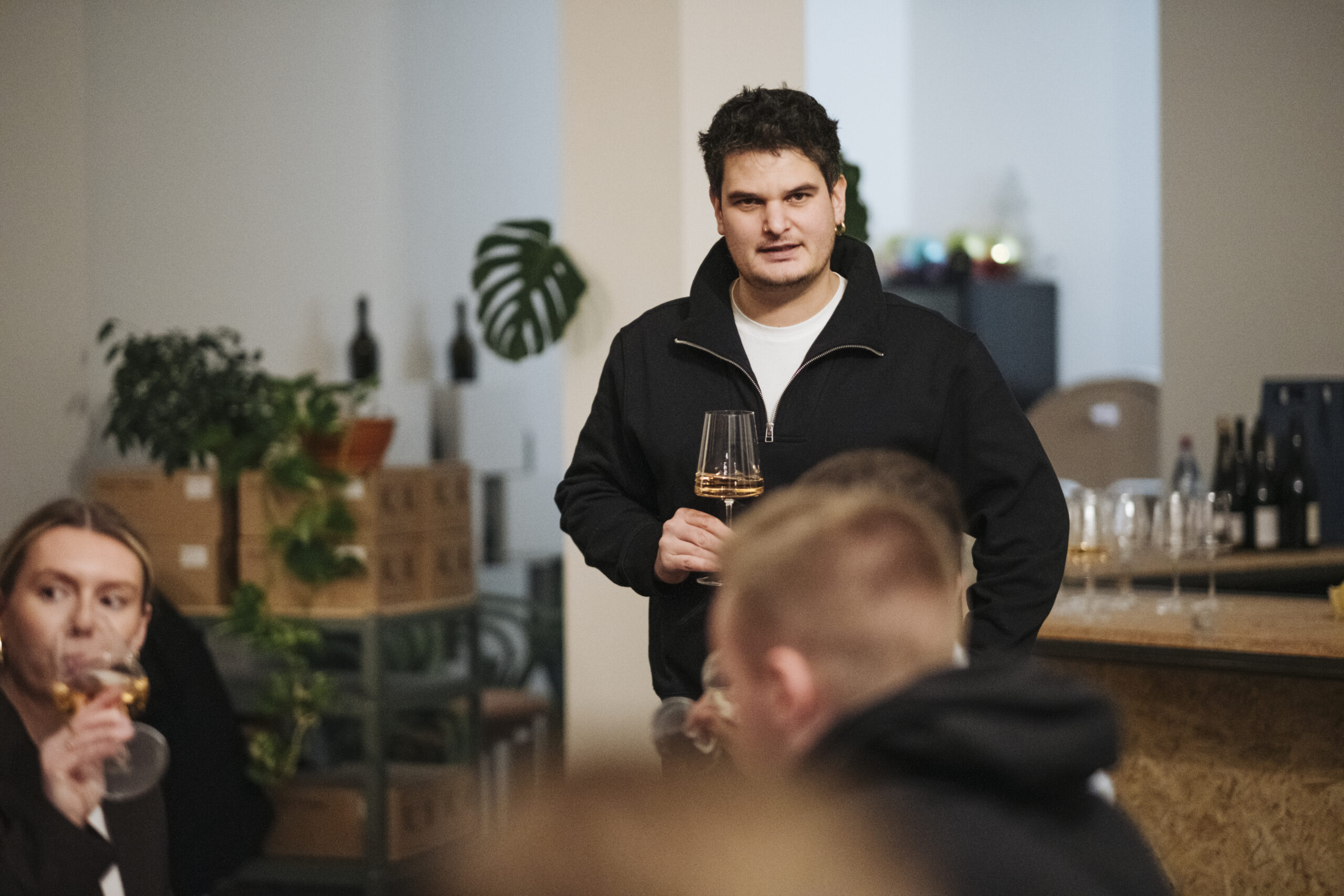Junus spricht vor Gruppe auf Weinevent