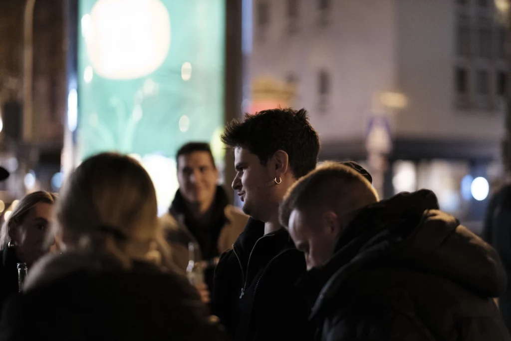 Gruppe aus Freunden bei einem Vinum Voyage Event