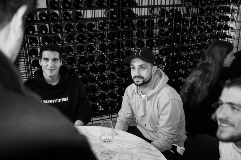 Freunde bei einem Vinum Voyage Weinevent