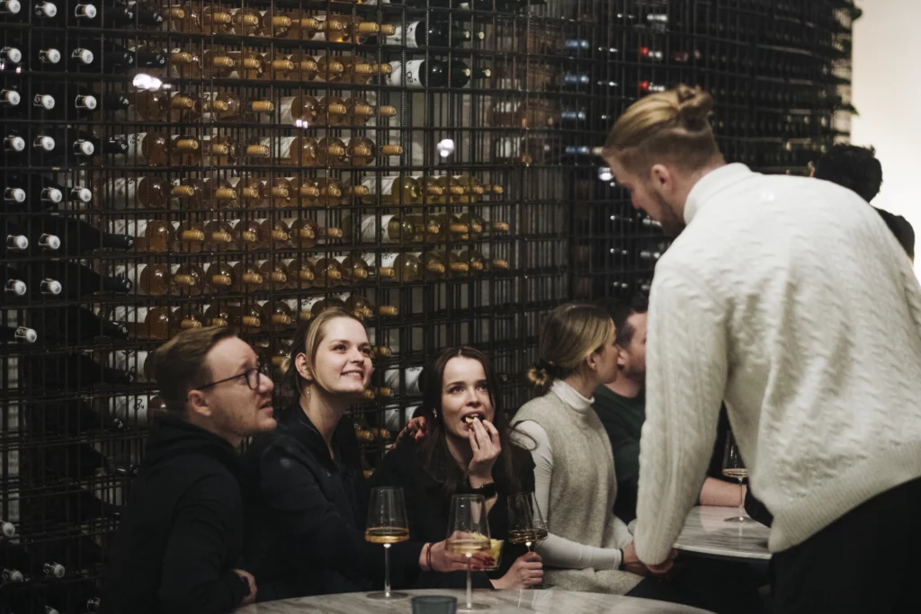 Weinevent Gruppe unterhält sich