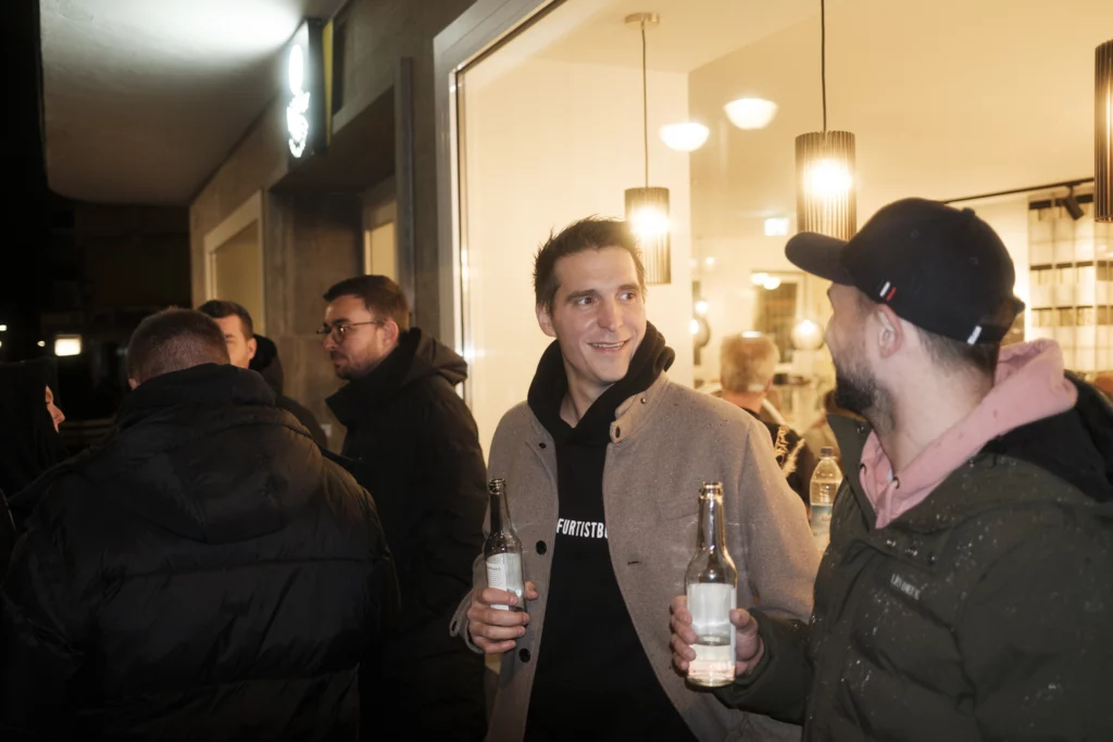 Zwei Männer unterhalten sich bei Vinum Voyage Weinevent