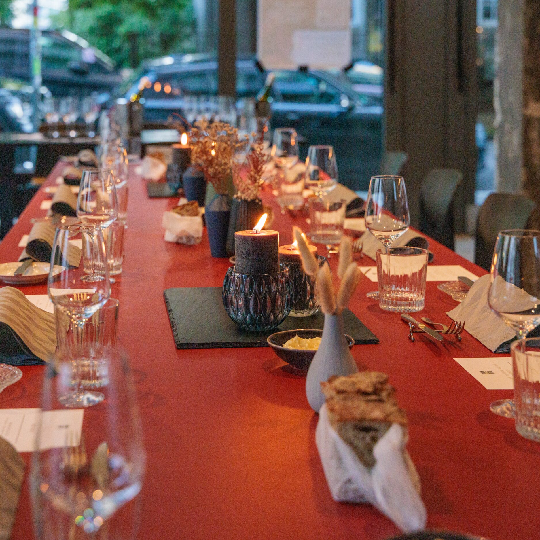 Vinum Voyage - Event / Schön gedeckter Tisch mit Kerze