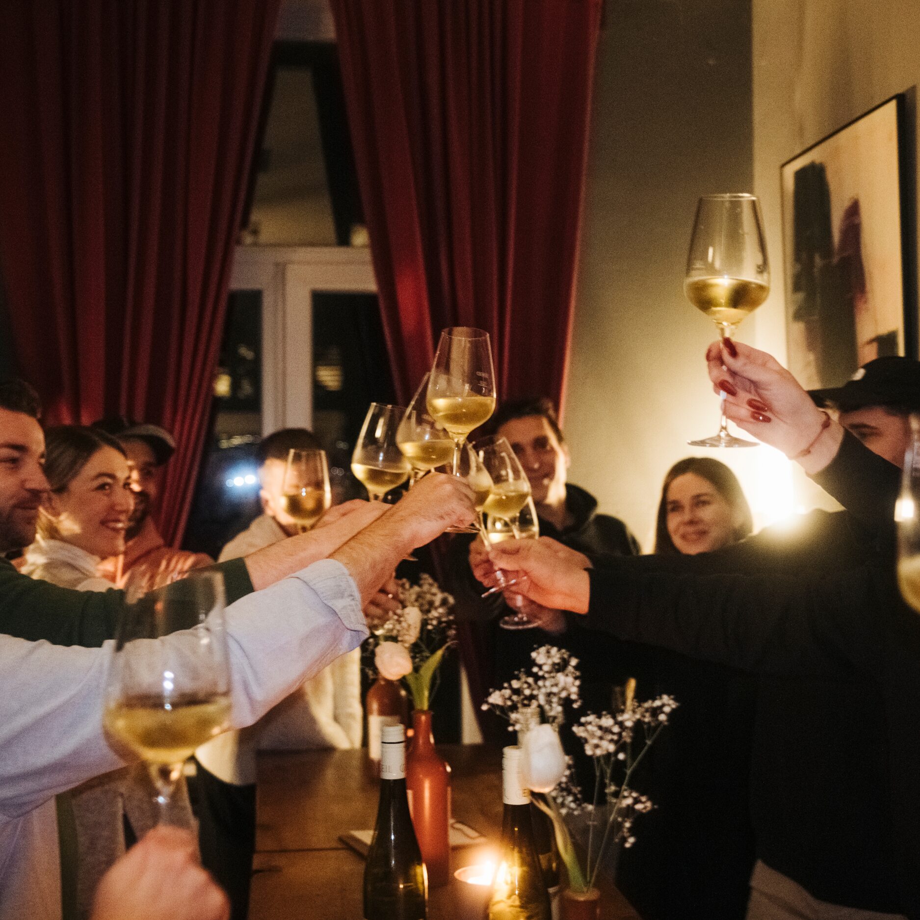 Vinum Voyage - Catering / Gruppe stößt zum Start des Events mit Weingläsern an an