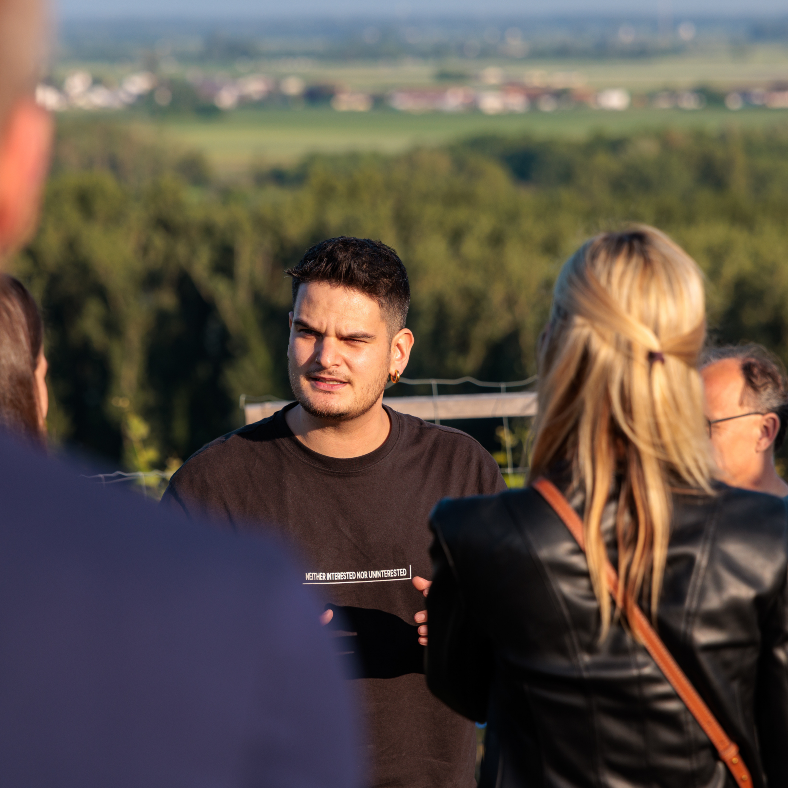 Gruppe auf Weinwanderung in Frankfurt